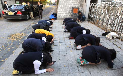 Học sinh vái lạy cầu may ngoài cửa trường thi trước ngày thi đại học chính thức.