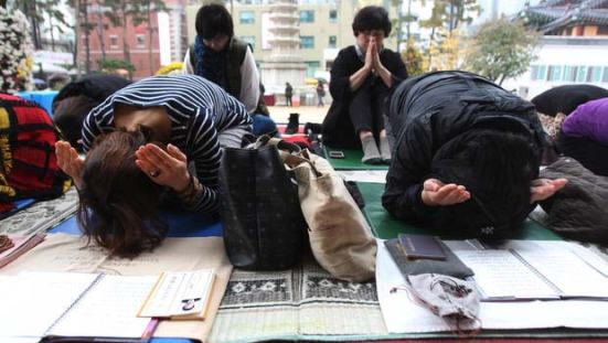 Phụ huynh đi đền mang sách vở, số báo danh cầu cho con thi đỗ đại học