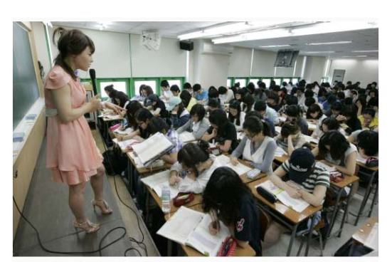 Trong một lớp học thêm. Hệ thống giáo dục chỉ có một bộ sách giáo khoa làm chuẩn khiến giáo viên buộc long dạy kiểu “trên bảo dưới phải nghe”, học sinh buộc phải ghi nhớ y nguyên để phục vụ thi cử. Mục đích của giáo dục Hàn Quốc (và Nhật Bản) là chấp nhận hi sinh sự sáng tạo của (thiểu số) cá nhân có tiềm năng để tạo ra (đa số) những người nề nếp, quy củ, kỷ luật để sống trong một xã hội có trật tự trên dưới rõ ràng.