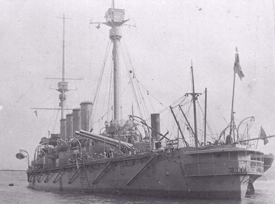Ảnh chiếc tuần dương hạm bọc thép HMS Defence năm 1907, chiếc này mải bắn chiếc Wiesbaden nên lao vào tầm súng của hạm đội Đức và bị đánh chìm
