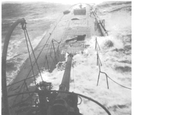 Ảnh chụp chiếc U90 với một khẩu súng 105 ly nòng dài ở phía trước tháp chỉ huy, khẩu súng này có lẽ để triệt hạ tầu buôn vào những hôm có nhiều sương mù hoặc ban đêm