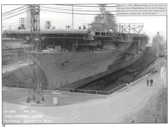 Chiếc tầu sân bay USS Hornet (nhìn từ phía trước ) đang trong quá trình hoàn thiện tại ụ tầu của nó vào ngày 03/03/1941. Qua bức ảnh này ta có thể nhìn thấy rõ sự khác biệt giữa sàn bay và sàn trên của nó.