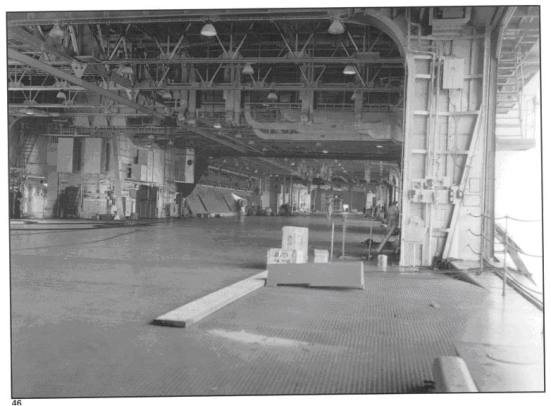 Chiếc tầu sân bay USS Hornet (nhìn từ phía trước ) đang trong quá trình hoàn thiện tại ụ tầu của nó vào ngày 03/03/1941. Qua bức ảnh này ta có thể nhìn thấy rõ sự khác biệt giữa sàn bay và sàn trên của nó.