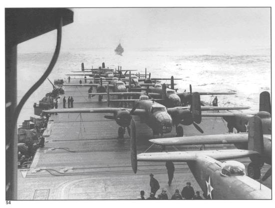 Ảnh những chiếc oanh tạc cơ B-25 Mitchel trước khi cất cánh trong trận không kích " Doolitter Raid" vào Tokyo - một trận phục thù nhẹ nhàng cho trận Trân châu cảng - trên chiếc tầu sân bay USS Hornet