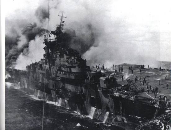 Ảnh chiếc USS Essex bị cháy rụi trong trận chiến Midway