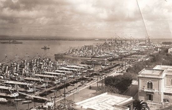 Ảnh căn cứ hải quân Taranto của Ý vào những năm 1930