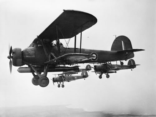 Ảnh chụp những chiếc máy bay Fairey Swordfish mang ngư lôi của RN xuất trận, trên là Swordfish là cá Kiếm nhưng chúng trông giống những chú chuồn chuồn hơn.