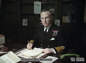 Ảnh Đô đốc Tovey người chỉ huy cuộc săn lùng chiếc Bismarck trên chiếc thiết giáp hạm King George V, và ông này đã hoàn thành nhiệm vụ của mình một cách đầy may mắn