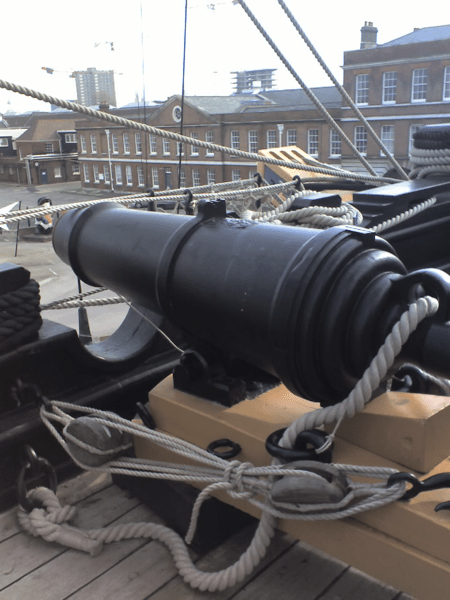Ảnh một khẩu Carronade lấy từ chiến hạm Victoria của Anh