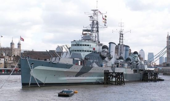 Chiếc tuần dương hạm hạng nhẹ HMS Belfast ngày hôm nay đã thành bảo tàng. Nó có trọng tải 11.553 tấn, tốc độ 32 hải lý/ giờ, giáp vành đai dày 4.5 inches (114 mm) giáp boong dày 3 inch (76 mm), vũ khí chính 12 súng 6 inch, 12 súng 4-inch và 4 ống ngư lội 21 in 