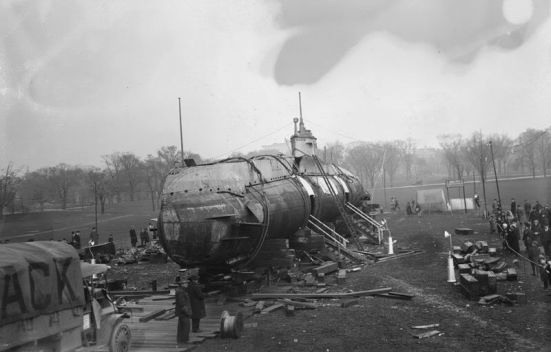 Chiếc tầu ngầm thả thủy lôi UC5 khi bị mang về New York - Hoa Kỳ