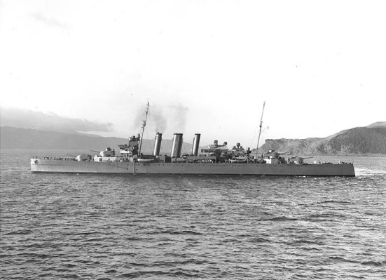 Tuần dương hạm hạng nặng HMAS Canberra, một tuần dương hạm Hiệp ước. nó có trọng tải 9.850 tấn, vận tốc 31,5 hải lý/ giờ, giáp đai dày nhất lên tới 4.5 in, giáp boong 1,38 in, vũ khí chính gồm 8 súng 8-inch (200 mm), 4 súng 4-inch hai nhóm 4 ống phóng ngư lôi 24 in và một số súng phòng không đơn