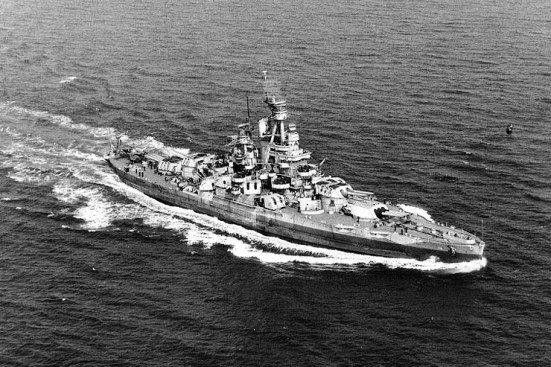 Chiếc Thiết giáp hạm USS Nevada của Hoa kỳ với tháp pháo ba súng chính