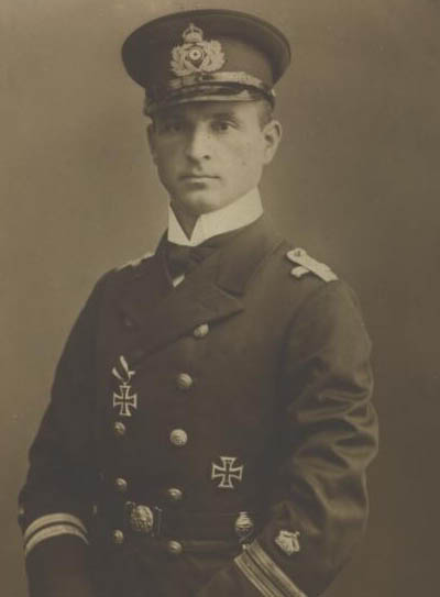 Trung úy Otto Weddigen chỉ huy của chiếc U-9, người đã được trao tặng huy chương CrossIron hang I vì diệt một mớ các tuần dương hạm của Anh 