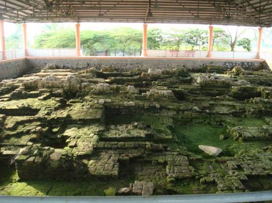 Hình 10 - Di tích Gò Cây Thị ngày nay nằm giữa đồng gần núi Ba Thê về hướng Đông Nam. Để ý 4 ngăn trong hình của Malleret nằm ở bên trái hình trên, tức là phía chính điện (ở hướng tây). Tiền điện ở hướng đông, bên phải hình trên. Tỉnh An Giang đã cho xây rào bảo vệ di tích gò Cây Thị và khuôn viên chùa Linh Sơn trên triền núi Ba Thê. Tuy vậy các di tích khác chưa có được bảo vệ. (Anh của tác giả năm 2011)