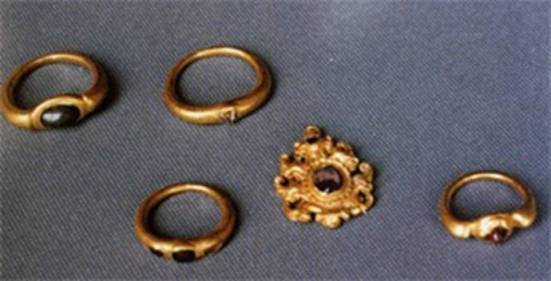 Hình 11 - Nhẫn và trang sức vàng tìm được ở di chỉ Gò Xoài (Đức Hòa, Long An) (9)