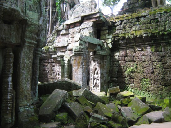 Đền Ta Prohm cũng như nhiều đền khác ở Angkor, dấu tích đổ nát vẫn còn khắp nơi mặc dù trường Viễn Đông Bác Cổ đã nỗ lực trùng tu từ suốt thế kỷ qua. (Hình: Colnav Nguyen)
