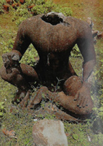 Tượng vua ‘Cùi’ ở khu Hoàng Cung mặc dù đã được cẩn thận thay thế bằng tượng giả nhưng vẫn bị cắt mất đầu. (Courtesy of Michael Freeman)