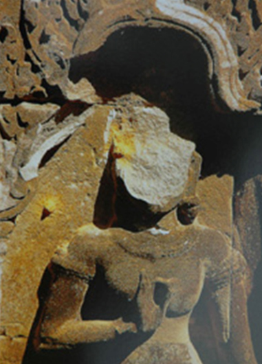 Tượng nữ thần devata thuộc Ấn Giáo bị kẻ gian đục mất phần mặt một cách vụng về. (Courtesy of Michael Freeman )