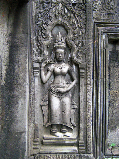 Phù điêu tạc hình nàng apsara tại một hốc tường ở đền Ta Prohm. (Hình: Colnav Nguyen)