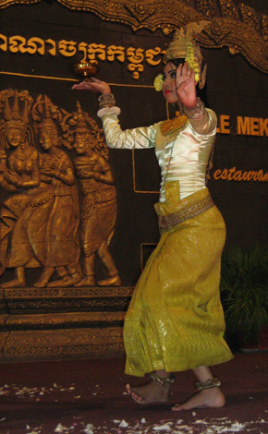 Nàng apsara ngày nay y phục trùm kín từ đầu đến chân, không để ngực trần như thời Angkor. (Hình: Colnav Nguyen)