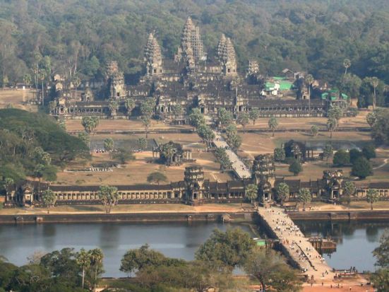 Du khách đến viếng quần thể Angkor lên đến hằng triệu mỗi năm khiến Cam Bốt phải chọn giữa bảo tồn di tích hay thu lợi nhuận từ khách du lịch. (Prim Sanji)
