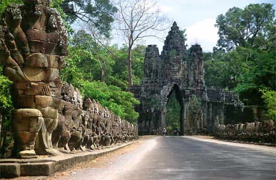Lối vào cổng Nam thành Angkor Thom, cầu đá dẫn vào cổng phía trước với tượng các thần và quỉ vương đang lôi kéo thần rắn Naga. (Wikipedia)