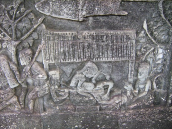 Một trong mười một ngàn bức phù điêu chạm khắc trên tường đá chạy dài 1200 mét, miêu tả cảnh một sản phụ đang được giúp đỡ khi lâm bồn. (Hình: Colnav Nguyen)