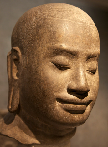Chân dung tượng vua Jayavarman VII trưng bày ở viện bảo tàng Guimet, Paris. (Wilkipedia)