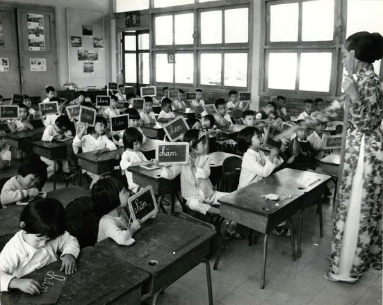 Cô giáo dạy tiếng Việt.jpg