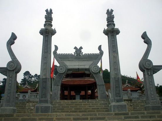 800px-Đền_thờ_Lạc_Long_Quân