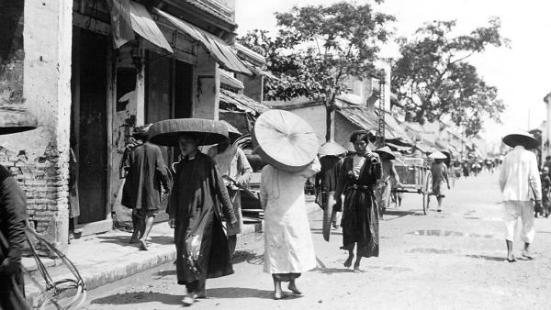 1896_tonkin._hanoi_-_a_travers_les_rues_firmin-andre_salles_bnf.jpg