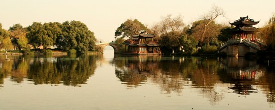 Pagoda_on_Lake_(2514).jpg